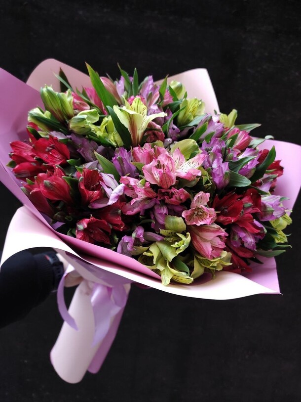 Букет из 25 альстромерий микс, артикул F1186397 - 11090 рублей, доставка по городу. Flawery - доставка цветов