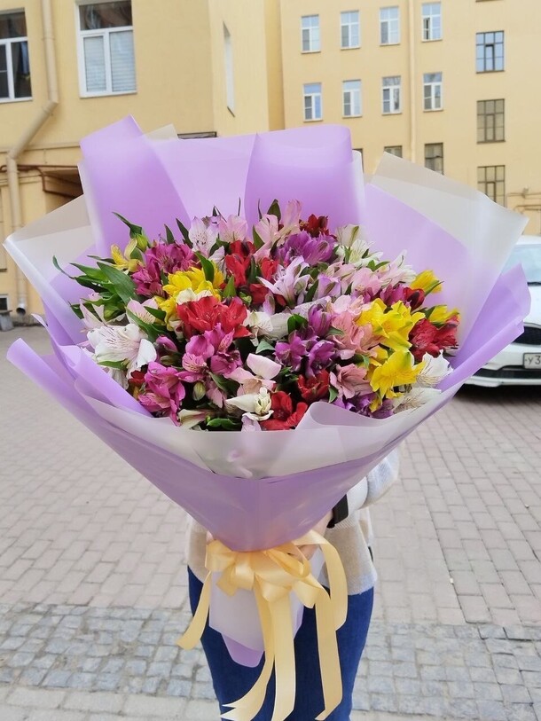Букет из 29 альстромерий микс, артикул F1186400 - 12690 рублей, доставка по городу. Flawery - доставка цветов