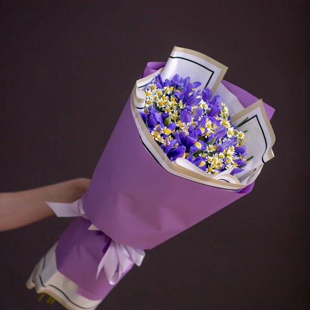 Букет из ромашек и ирисов, артикул F1189932 - 8990 рублей, доставка по городу. Flawery - доставка цветов