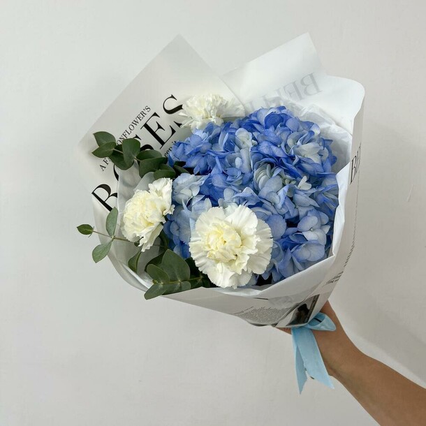 Букет из гортензии и диантусов, артикул F1210529 - 4190 рублей, доставка по городу. Flawery - доставка цветов