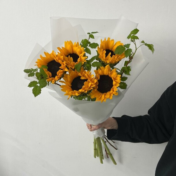 Букет из подсолнухов с зеленью, артикул F1210530 - 5390 рублей, доставка по городу. Flawery - доставка цветов