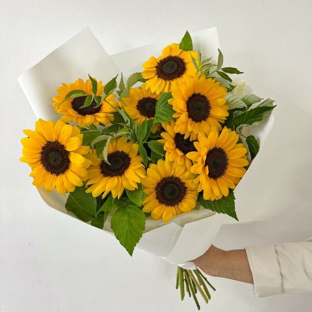 Букет из подсолнухов с зеленью, артикул F1210534 - 8090 рублей, доставка по городу. Flawery - доставка цветов