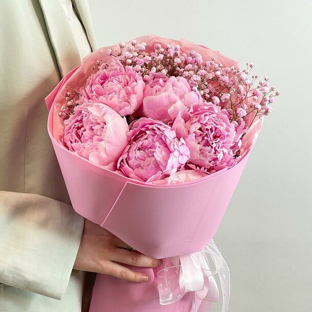 Букет из пионов и гипсофилы, артикул F1210537 - 8990 рублей, доставка по городу. Flawery - доставка цветов