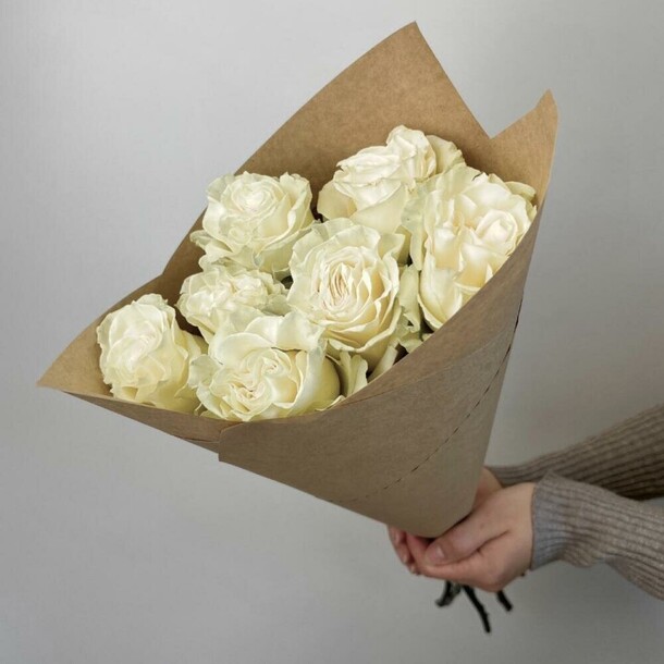 Букет из 7 высоких белых роз, артикул F1339561 - 3990 рублей, доставка по городу. Flawery - доставка цветов