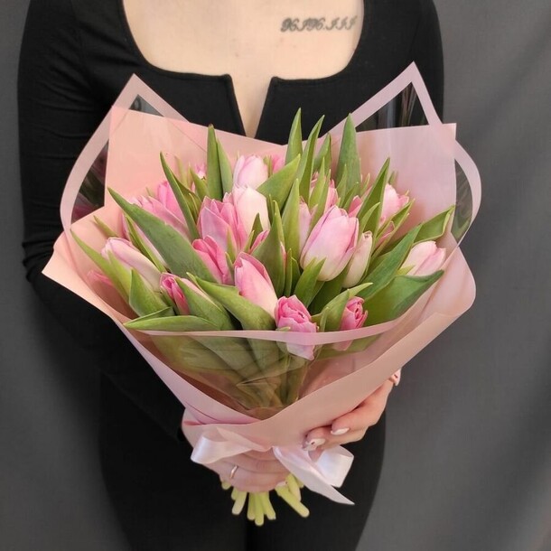 Букет «25 розовых тюльпанов», артикул F1262658 - 3639 рублей, доставка по городу. Flawery - доставка цветов