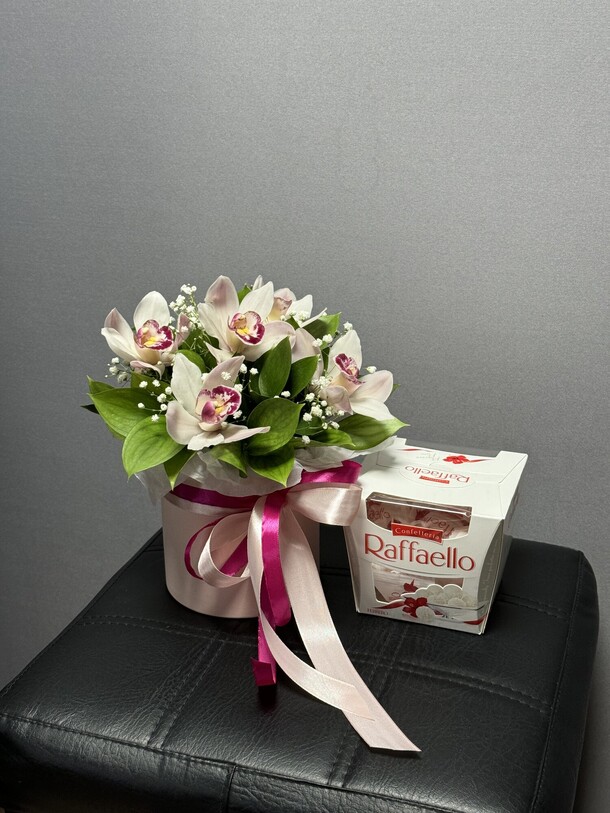 Орхидея и рафаэлки, артикул F1345834 - 3999 рублей, доставка по городу. Flawery - доставка цветов