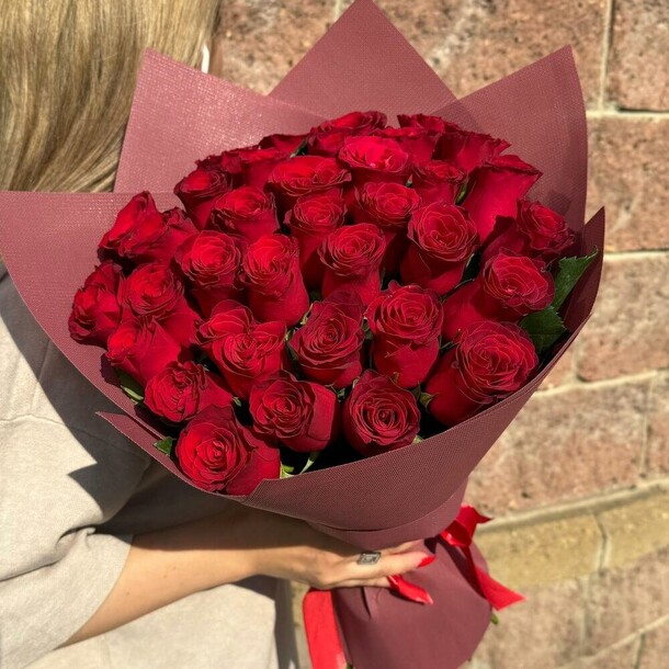 35 красных роз, артикул F1348539 - 13963 рублей, доставка по городу. Flawery - доставка цветов