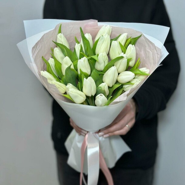 25 белых тюльпанов, артикул F1385027 - 3963 рублей, доставка по городу. Flawery - доставка цветов