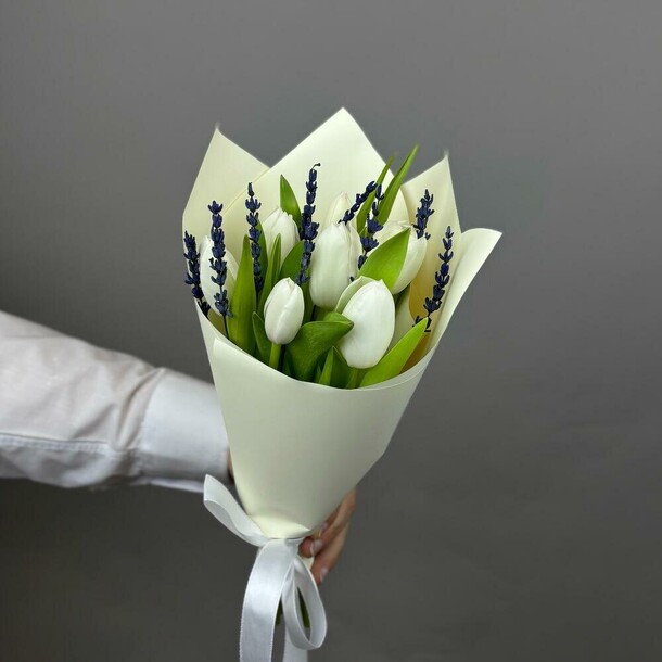 9 белых тюльпанов с лавандой, артикул F1386904 - 2369 рублей, доставка по городу. Flawery - доставка цветов