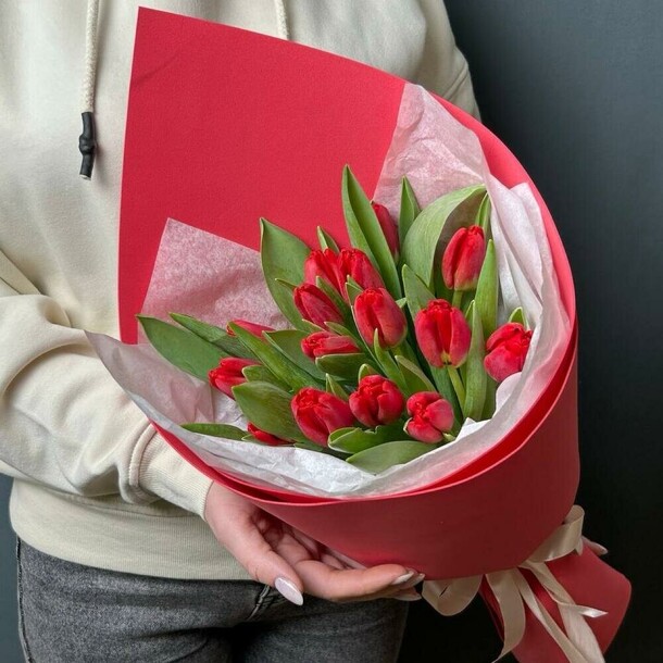 Пожар: 15 красных тюльпанов, артикул F1387291 - 2963 рублей, доставка по городу. Flawery - доставка цветов