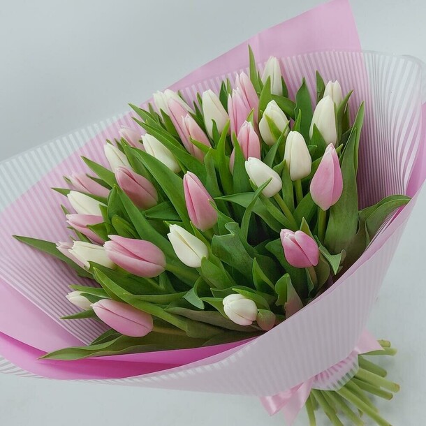 Объятия: 31 тюльпан, артикул F1390970 - 4963 рублей, доставка по городу. Flawery - доставка цветов