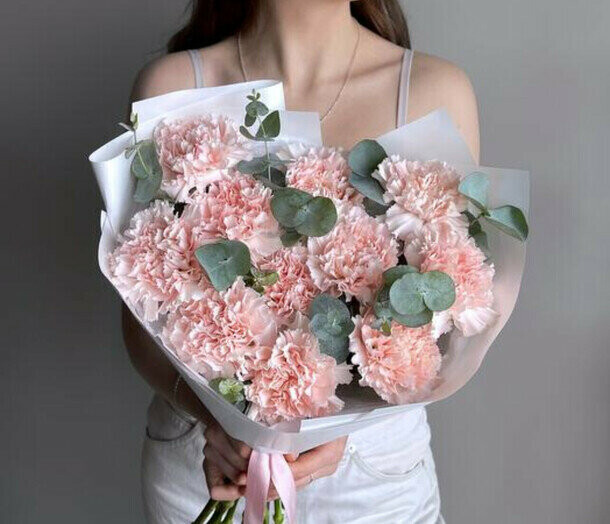 11 гвоздик-диантус с эвкалиптом, артикул F1404446 - 2639 рублей, доставка по городу. Flawery - доставка цветов