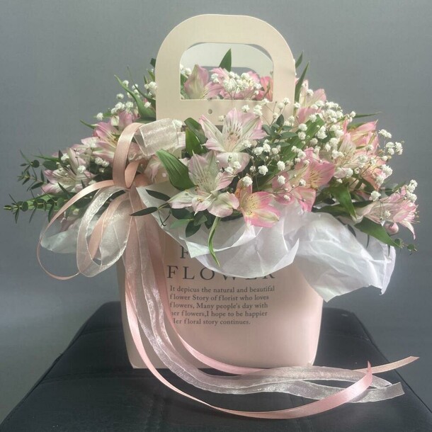 Сумочка с альстромерией, артикул F1413584 - 2369 рублей, доставка по городу. Flawery - доставка цветов