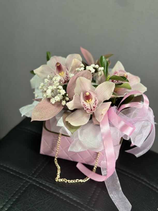 Любимой маме, артикул F1428400 - 2369 рублей, доставка по городу. Flawery - доставка цветов