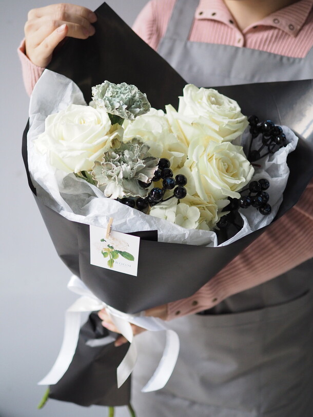 Чёрно-белый букет, артикул F1187155 - 3400 рублей, доставка по городу. Flawery - доставка цветов в Москве