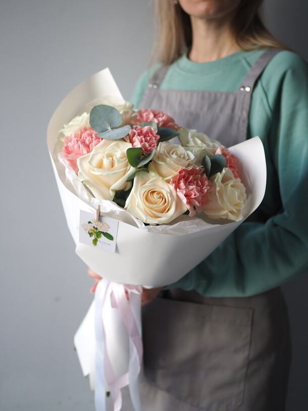 Авторский букет с эвкалиптом, артикул F1187178 - 6100 рублей, доставка по городу. Flawery - доставка цветов в Краснодаре