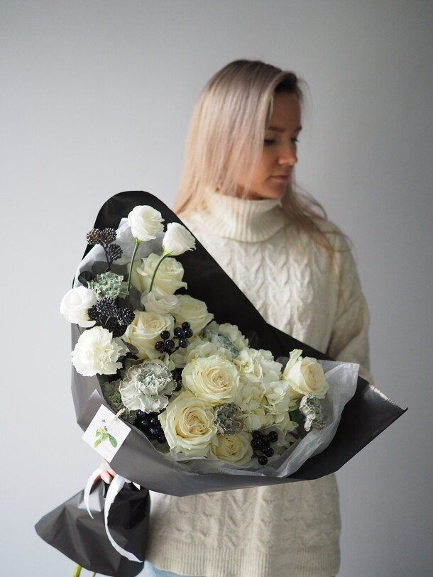 Контрастный чёрно-белый букет, артикул F1187310 - 9300 рублей, доставка по городу. Flawery - доставка цветов в Можга