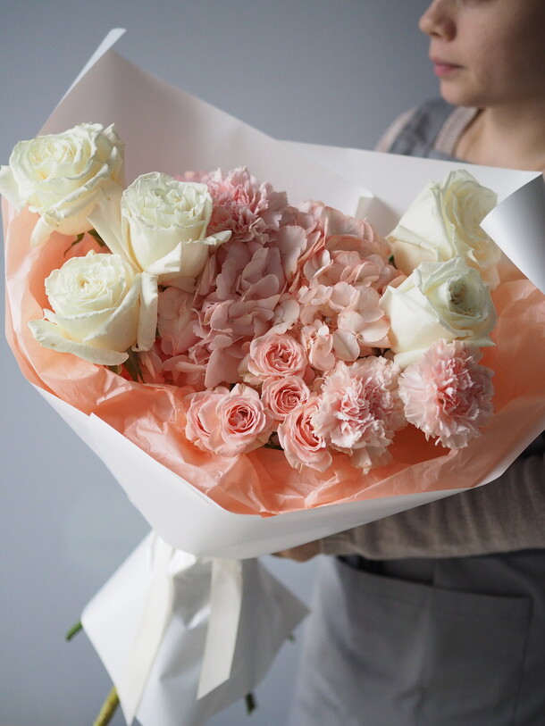 Букет в персиковых оттенках, артикул F1187357 - 6100 рублей, доставка по городу. Flawery - доставка цветов в Электростали