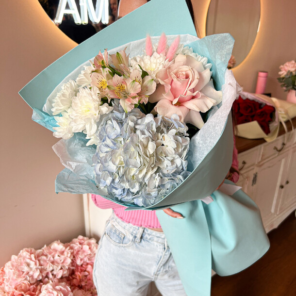 Букет с гортензией / гортензия, артикул F1276535 - 5727 рублей, доставка по городу. Flawery - доставка цветов