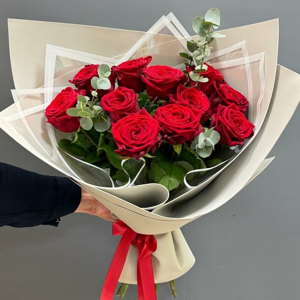 Букет розы/ роза/ эвкалипт, артикул F1295935 - 8207 рублей, доставка по городу. Flawery - доставка цветов