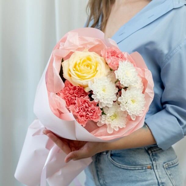 Букет комплимент из розы, хризантемы, гвоздики, артикул F1446051 - 3060 рублей, доставка по городу. Flawery - доставка цветов