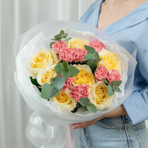 Букет кремовые пионовидные розы и гвоздики, артикул F1446052 - 5489 рублей, доставка по городу. Flawery - доставка цветов