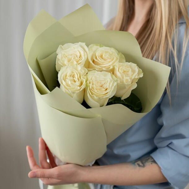 Букет белые розы 5 шт, артикул F1446055 - 3205 рублей, доставка по городу. Flawery - доставка цветов