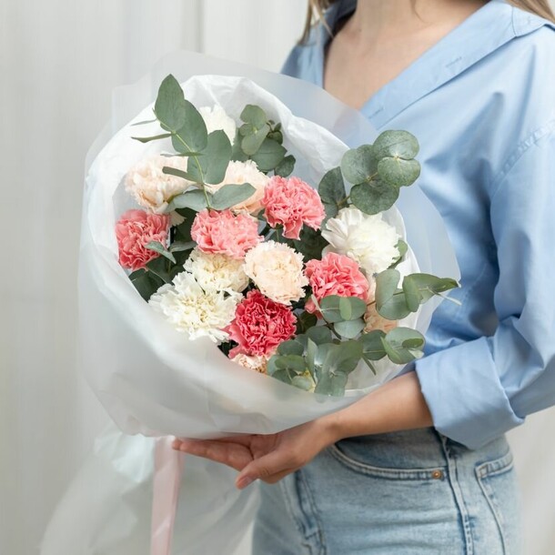 Букет гвоздики и эвкалипт, артикул F1446095 - 4671 рублей, доставка по городу. Flawery - доставка цветов