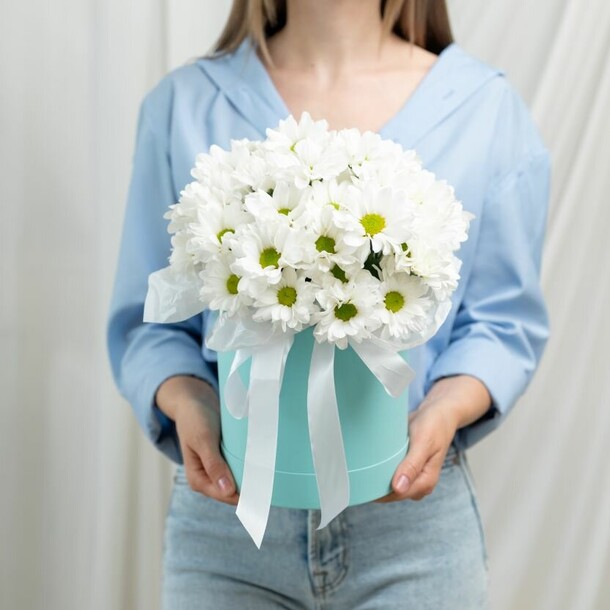 Композиция хризантемы / хризантема в коробке, артикул F1446109 - 4430 рублей, доставка по городу. Flawery - доставка цветов