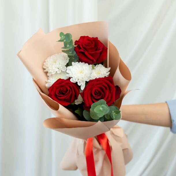 Букет розы красные, хризантема, эвкалипт, артикул F1446115 - 3704 рублей, доставка по городу. Flawery - доставка цветов