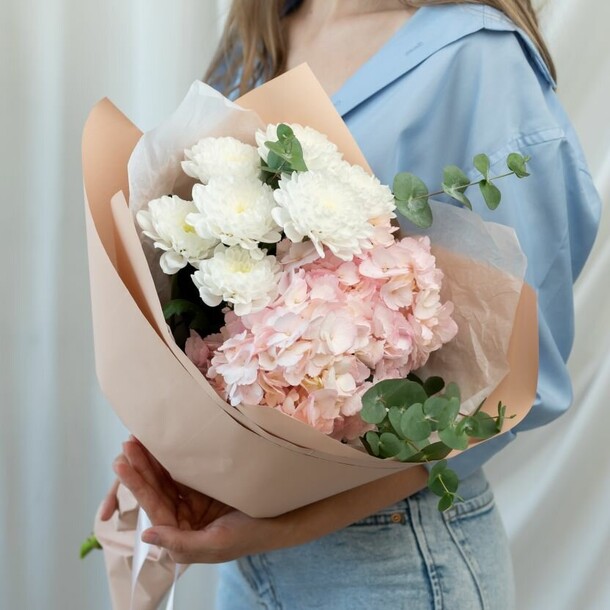 Букет гортензии, хризантемы и эвкалипт / гортензия, хризантема, артикул F1446128 - 2190 рублей, доставка по городу. Flawery - доставка цветов