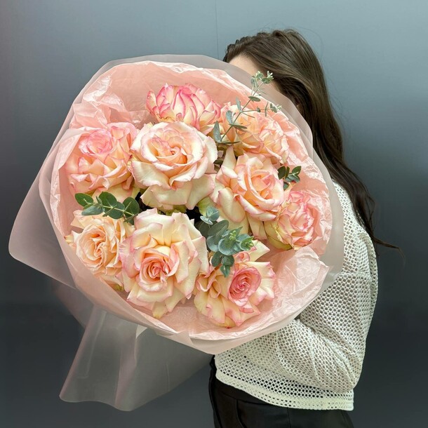 Букет объемный из французских роз 9 шт., розы розовые, артикул F1446171 - 4675 рублей, доставка по городу. Flawery - доставка цветов