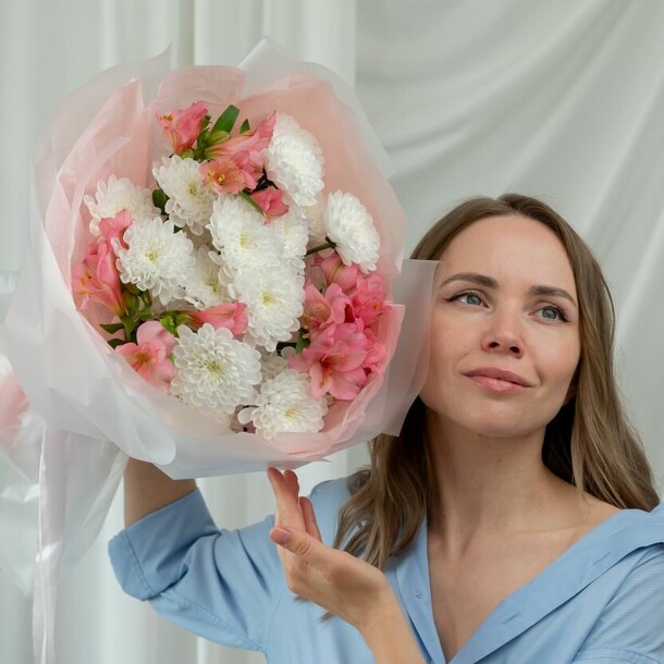 Нежный букет хризантемы и альстромерии, артикул F1446173 - 4671 рублей, доставка по городу. Flawery - доставка цветов