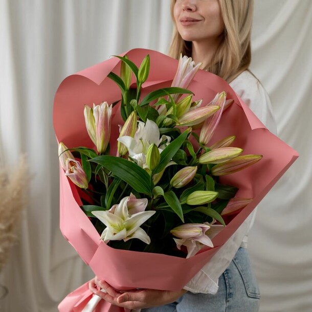 5 лилий в дизайнерской упаковке, артикул F1446175 - 6923 рублей, доставка по городу. Flawery - доставка цветов