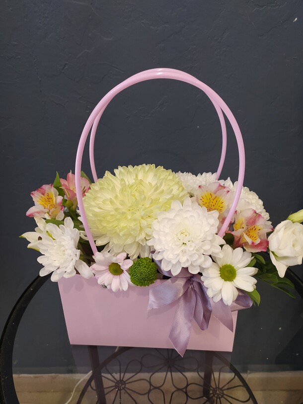 Цветы в сумочке, артикул F1253108 - 2950 рублей, доставка по городу. Flawery - доставка цветов