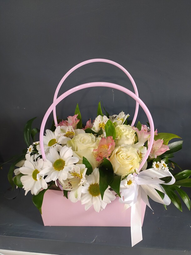 Цветы в сумочке, артикул F1253119 - 2950 рублей, доставка по городу. Flawery - доставка цветов