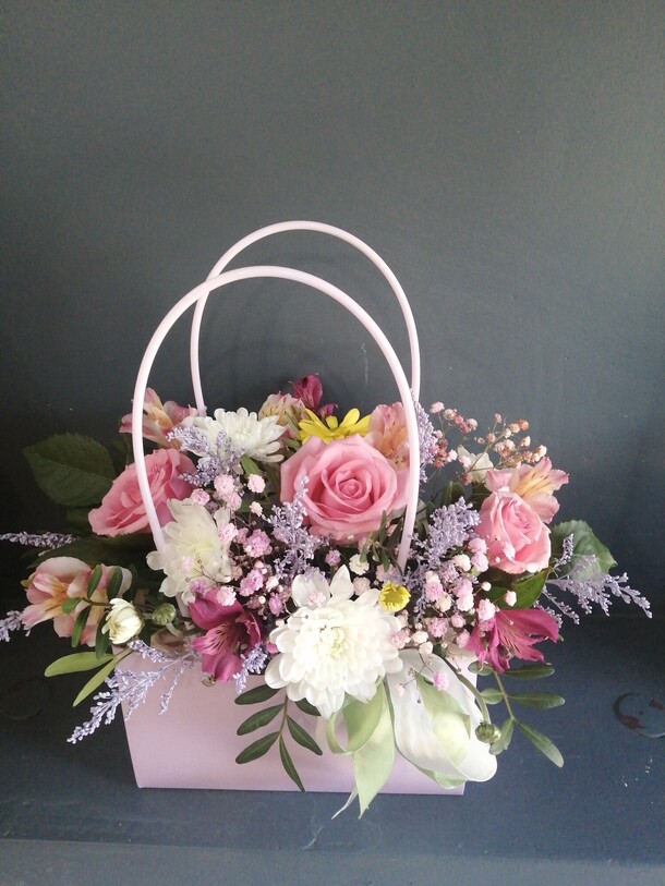 Сумочка с цветами, артикул F1271844 - 2950 рублей, доставка по городу. Flawery - доставка цветов