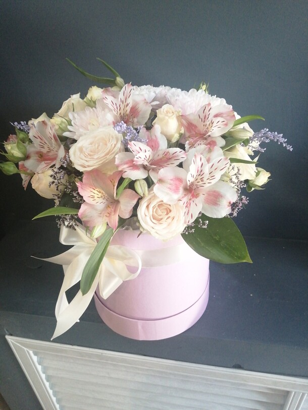 Коробка с цветами, артикул F1272174 - 4300 рублей, доставка по городу. Flawery - доставка цветов