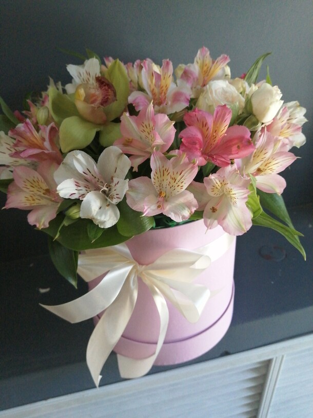 Композиция в шляпной коробке, артикул F1273518 - 4500 рублей, доставка по городу. Flawery - доставка цветов