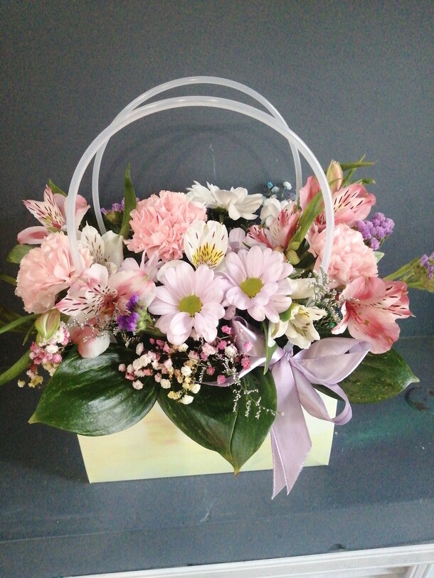 Сумочка с цветами, артикул F1276157 - 2950 рублей, доставка по городу. Flawery - доставка цветов