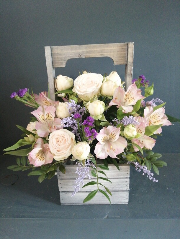 Цветы в деревянном ящике, артикул F1276238 - 3950 рублей, доставка по городу. Flawery - доставка цветов