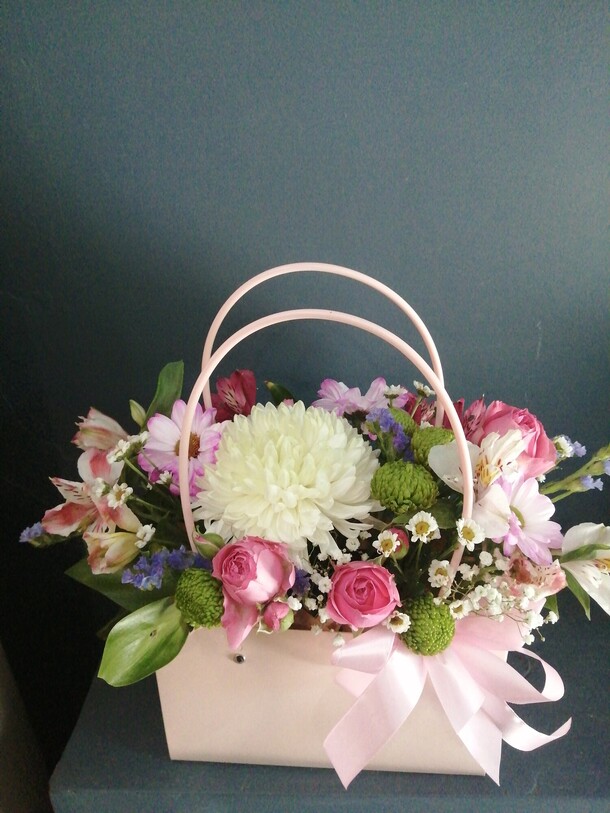 Цветы в сумочке, артикул F1286114 - 2950 рублей, доставка по городу. Flawery - доставка цветов