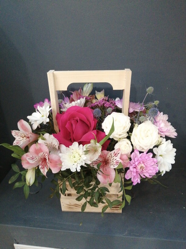 Ящик с цветами, артикул F1303664 - 4200 рублей, доставка по городу. Flawery - доставка цветов