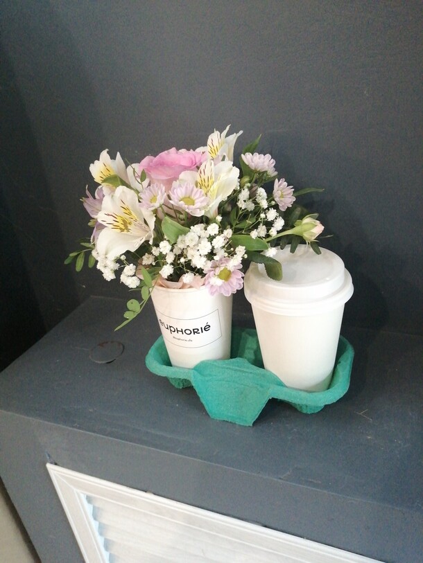 Комплимент с кофе, артикул F1311613 - 1600 рублей, доставка по городу. Flawery - доставка цветов