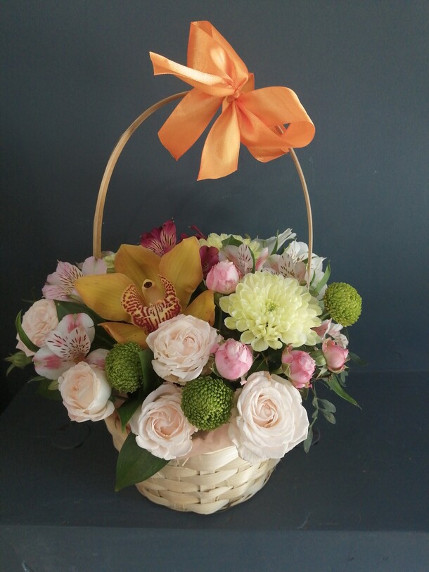 Корзина с цветами, артикул F1325804 - 2950 рублей, доставка по городу. Flawery - доставка цветов