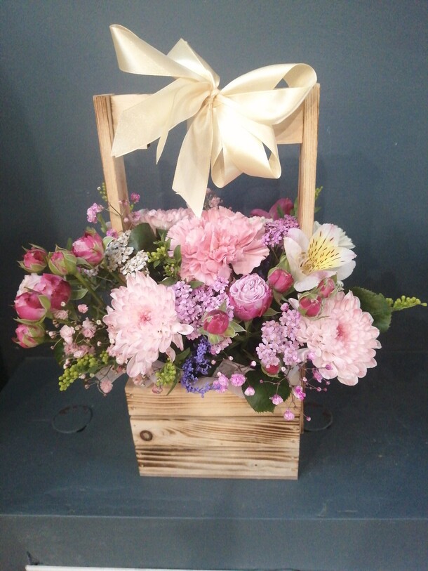 Деревянный ящик с цветами, артикул F1333824 - 4200 рублей, доставка по городу. Flawery - доставка цветов