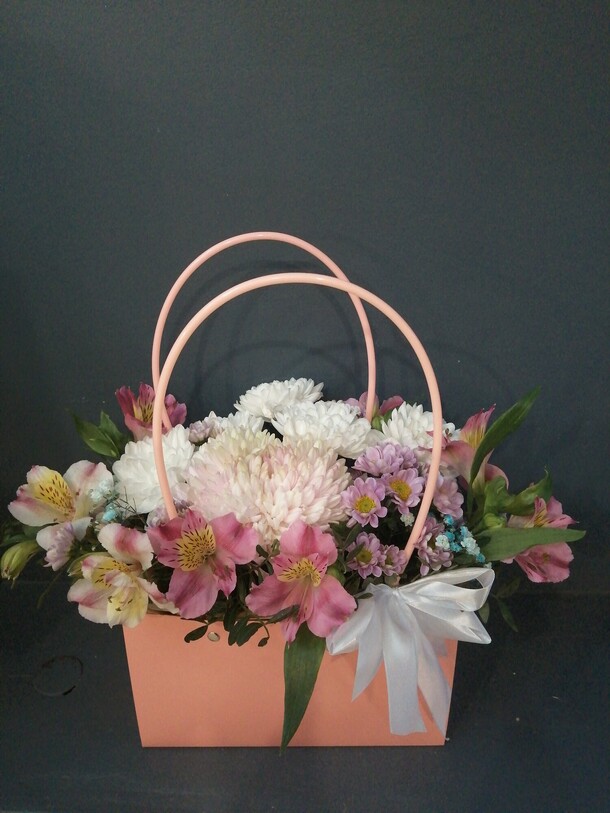 Сумочка с цветами, артикул F1349075 - 2950 рублей, доставка по городу. Flawery - доставка цветов