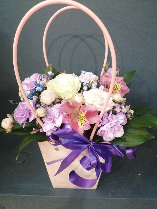 Цветы в сумочке, артикул F1349077 - 2800 рублей, доставка по городу. Flawery - доставка цветов