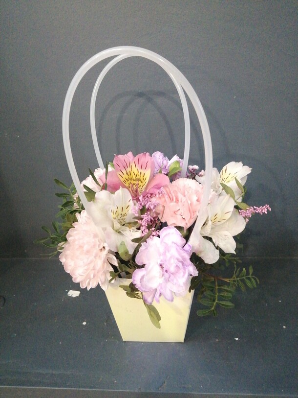 Комплимент в сумочке, артикул F1349078 - 1800 рублей, доставка по городу. Flawery - доставка цветов