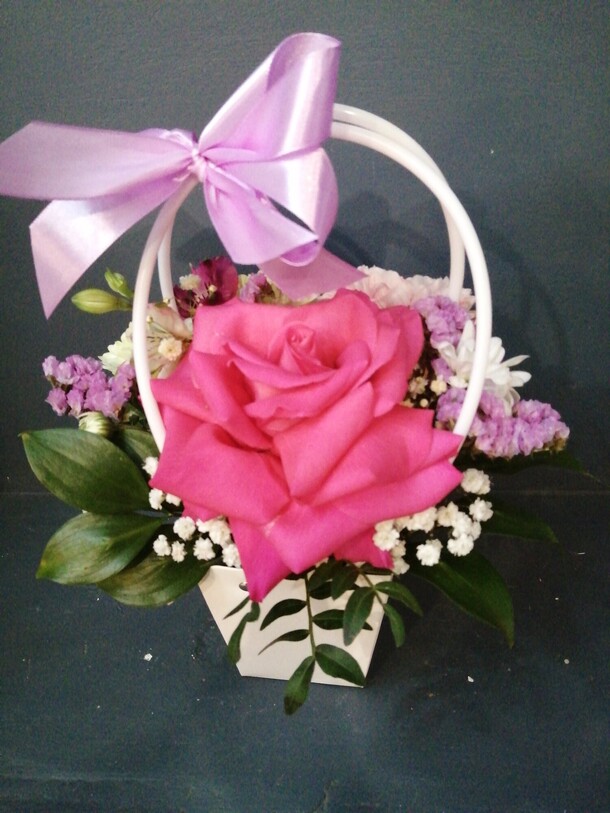 Сумочка с цветами, артикул F1350536 - 1700 рублей, доставка по городу. Flawery - доставка цветов